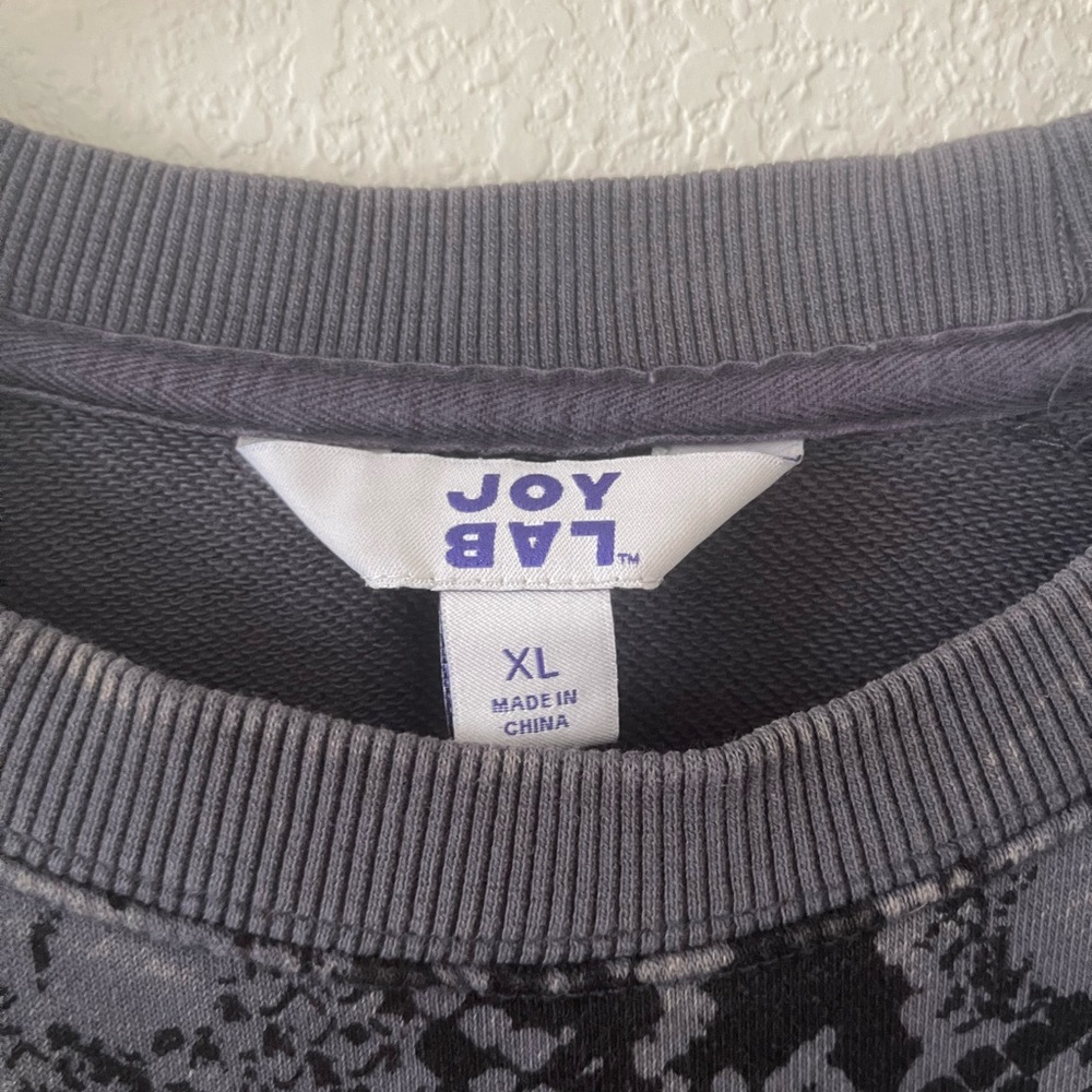 Bundle 4 for $20 🖤 JoyLab Charcoal and Black Crop Sweatshirt Top - Picture 2 of 3